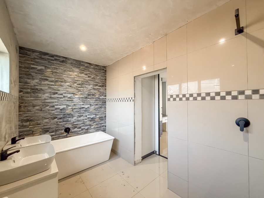 5 Bedroom Property for Sale in Melodie North West